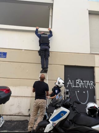 Illustration de l'article : À Marseille, les forces de l'ordre interviennent in extremis pour libérer un chien piégé sur un balcon en plein soleil