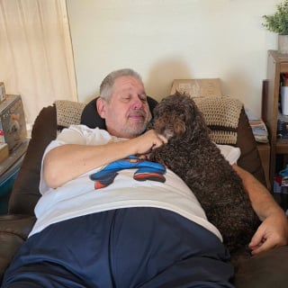 Illustration de l'article : Face à l'insistance inhabituelle de sa chienne, cet homme finit par consulter un médecin et fait une découverte vitale