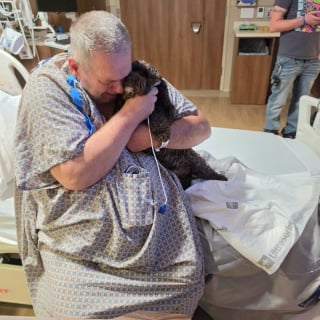Illustration de l'article : Face à l'insistance inhabituelle de sa chienne, cet homme finit par consulter un médecin et fait une découverte vitale