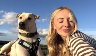 Illustration de l'article : Ils pensaient simplement retirer de l’argent au distributeur, mais repartent avec un chien (vidéo)