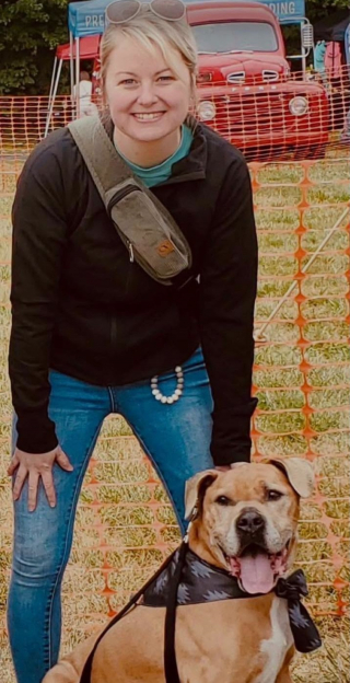 Illustration de l'article : Ce chien âgé, rescapé d’un ouragan, est adopté par sa famille d’accueil après des mois d’attente