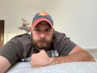 Illustration de l'article : Sous 50°C, un homme rampe sous une citerne pour extraire un chaton à bout de forces