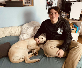 Illustration de l'article : Proche du décrochage scolaire, cet adolescent autiste fait sa rentrée au lycée avec son chien