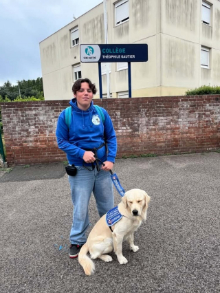Illustration de l'article : Proche du décrochage scolaire, cet adolescent autiste fait sa rentrée au lycée avec son chien