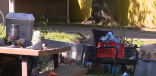 Illustration de l'article : Intrigu&eacute;s par des aboiements continus, des riverains envoient la police fouiller cette maison insalubre