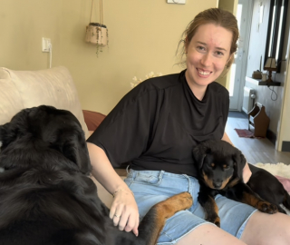 Illustration de l'article : Un homme adopte un deuxième chien pour être son préféré, mais le chiot semble lui aussi préférer sa maîtresse (vidéo)