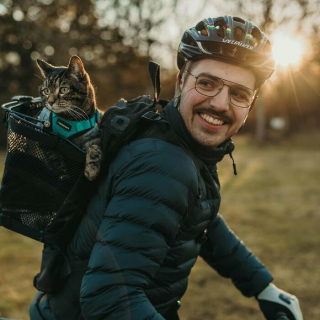 Illustration de l'article : 15 photos de Cathode, la chatte aventurière qui découvre le monde avec son maître