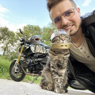Illustration de l'article : 15 photos de Cathode, la chatte aventurière qui découvre le monde avec son maître