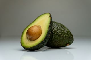 Illustration de l'article : Vrai ou faux ? Donner un bout d'avocat à son chien est bon pour son pelage