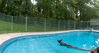 Illustration de l'article : Une famille met sa piscine à la disposition d'un chien policier épuisé par une intervention en pleine canicule