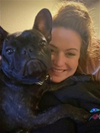 Illustration de l'article : Ce Bouledogue Fran&ccedil;ais de 7 ans s&rsquo;interpose face &agrave; un ours pour prot&eacute;ger sa famille