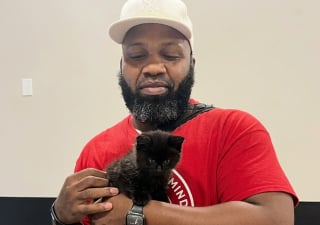 Illustration de l'article : Un homme rencontre un chaton après le sport et décide de repartir avec lui (vidéo)