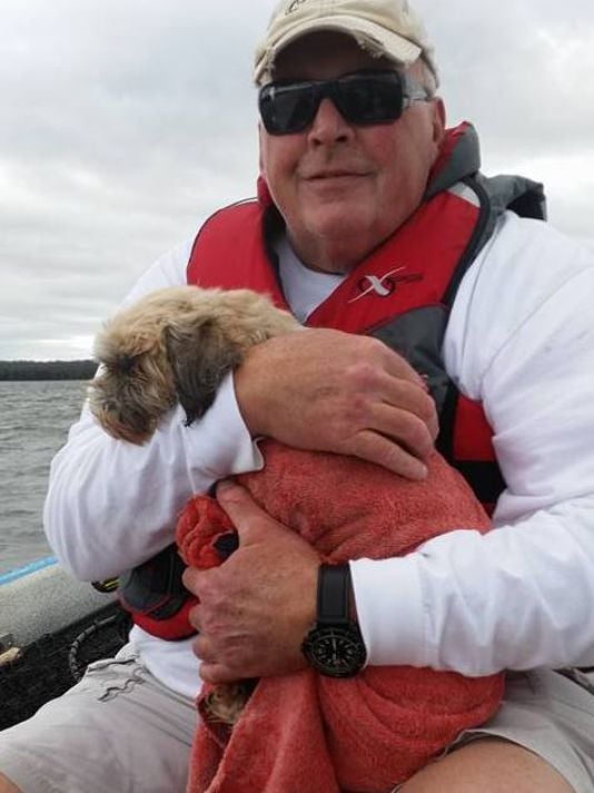 Illustration de l'article : Un chien aveugle secouru dans un lac par un guide de pêche