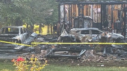 Illustration : La maison prend feu en pleine nuit, ce chien comprend le danger avant toute sa famille