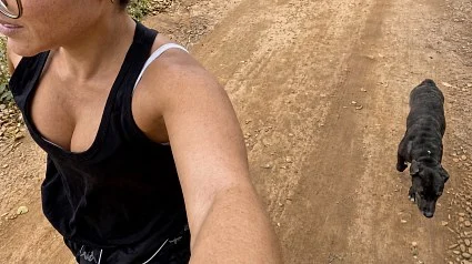 Illustration : Une v&eacute;t&eacute;rinaire reprend son jogging avec un chiot et sa m&egrave;re qu&rsquo;elle croit errants, mais ils ont une famille (vid&eacute;o)