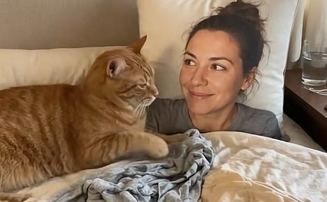 Son chat supporte mal ses absences, alors elle lui offre un coussin avec son propre portrait (vidéo)