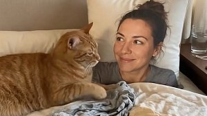 Illustration : Son chat supporte mal ses absences, alors elle lui offre un coussin avec son propre portrait (vidéo)