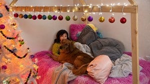 Illustration : Cette chienne s’allonge contre une fillette de 11 ans pour la réconforter quand son diabète l’inquiète