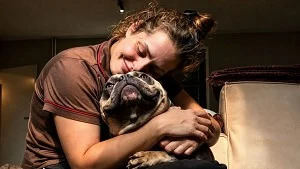 Illustration : « Il avait peur des mains, mais voulait tellement être aimé » : sauvé de l'enfer, ce chien réapprend la tendresse (vidéo)