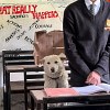 Illustration : Un chien suit sa jeune ma&icirc;tresse en classe, puis revient au m&ecirc;me bureau une semaine plus tard