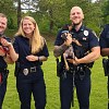 Illustration : Des policiers posent en uniforme avec les 3 chiots qu&rsquo;ils ont adopt&eacute;s apr&egrave;s une enqu&ecirc;te pour n&eacute;gligence