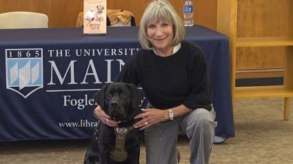 Illustration : Ce chiot form&eacute; au soutien &eacute;motionnel rencontre l'autrice qui l'a offert &agrave; la police d'un campus