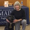 Illustration : Ce chiot form&eacute; au soutien &eacute;motionnel rencontre l'autrice qui l'a offert &agrave; la police d'un campus