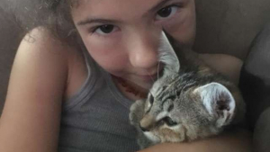 Illustration : Cette petite fille s’est liée d’amitié avec un chaton de sauvetage et n’a pu se résoudre à le laisser être adopté 