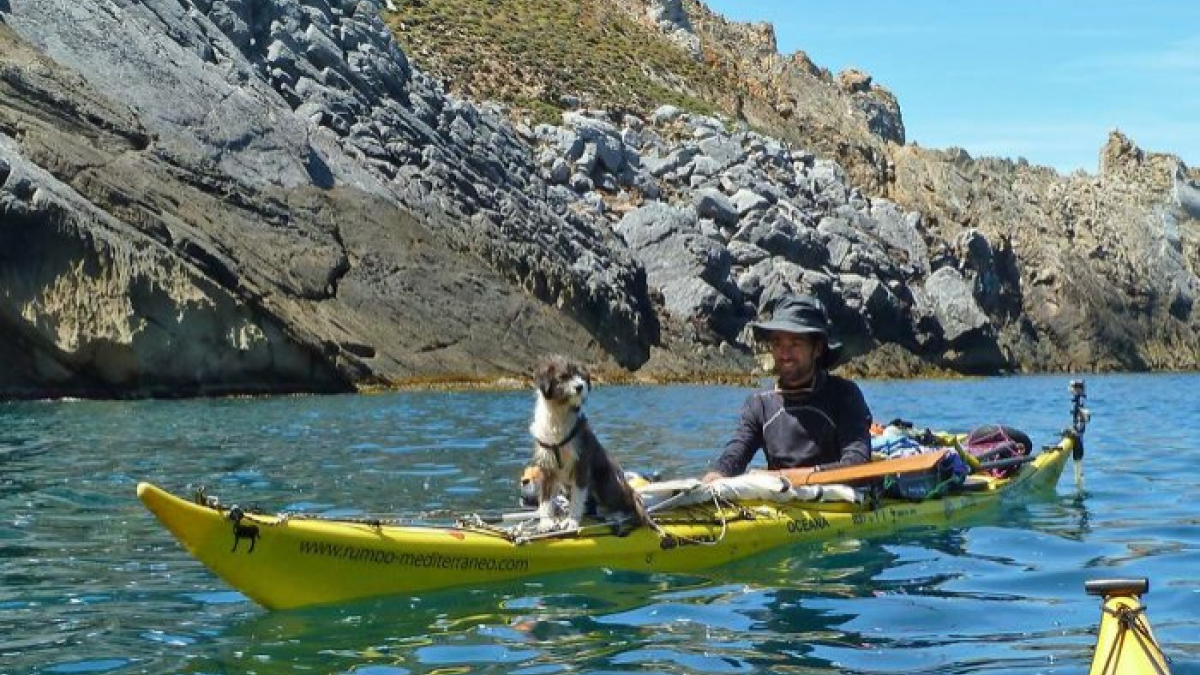 Illustration : "Une chienne accompagne son nouveau maître sur son kayak !"