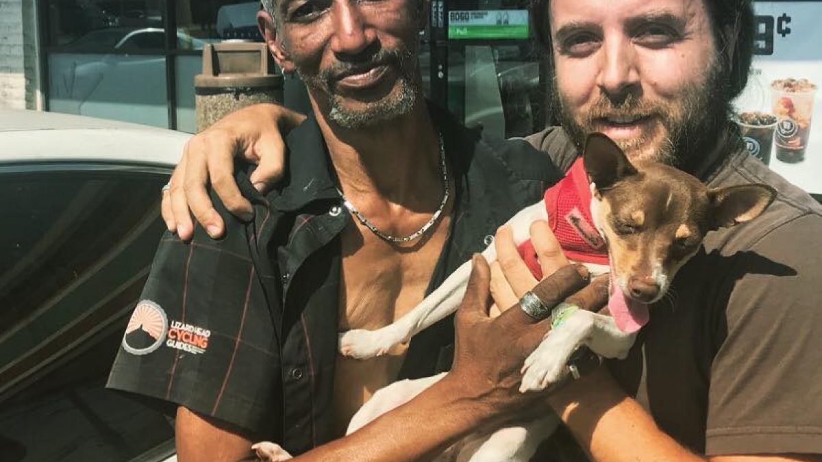 Illustration : "Un sans-abri vient en aide à une chienne et reçoit 10 000 $ de dons en retour"