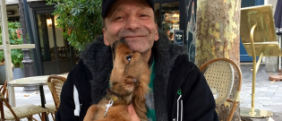 Illustration : "La nouvelle vie de Iulian Vaduva, le SDF et son chiot volé par l'association Cause Animale Nord ! (Exclu Chien.fr)"