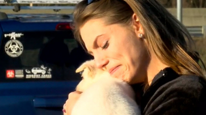 Illustration : Une femme reçoit un chiot en cadeau après avoir perdu son chien lors d’un cambriolage