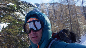 Illustration : Un chien suit des randonneurs à ski, qui le sauvent du froid extrême !