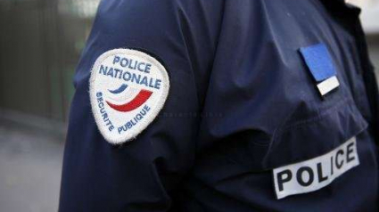 Illustration : La Couronne (16) : La police prend soin du chien d’une femme en état d’ivresse