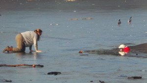 Illustration : "Une jeune femme rampe sur la glace pour sauver son chien"