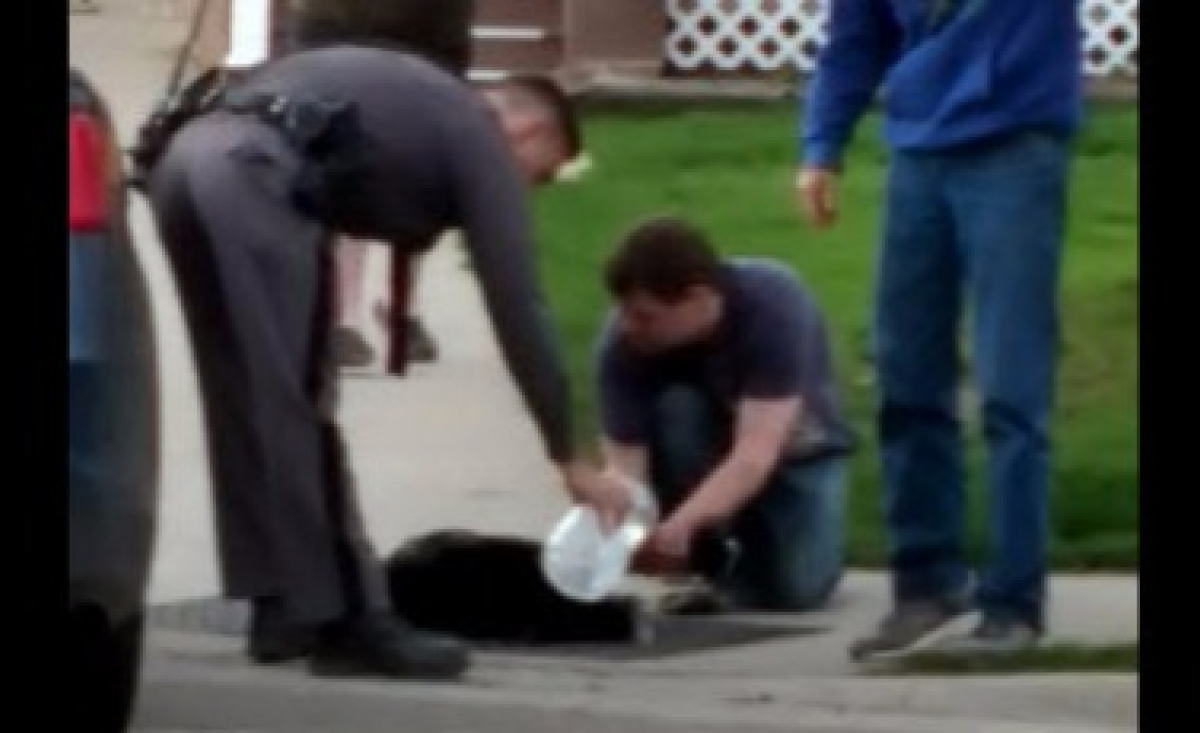 Illustration : "Etats-Unis : Un policier ranime un chien, rescapé d’un incendie"