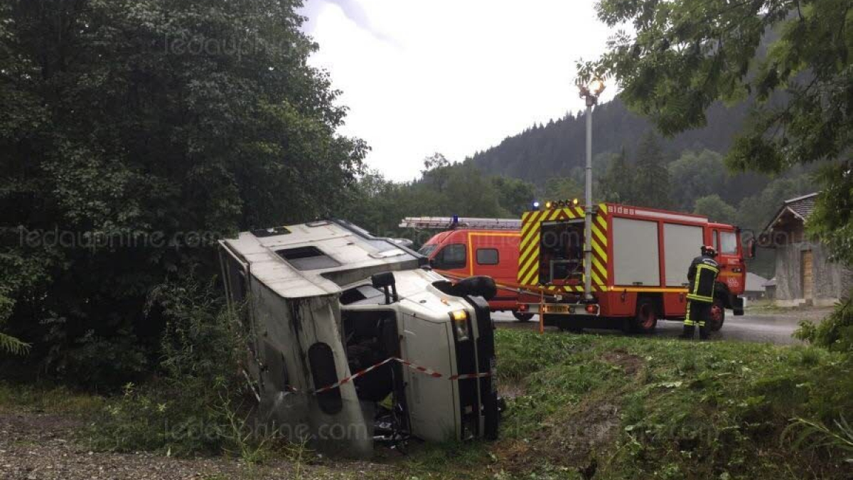 Illustration : "Les pompiers interviennent et sauvent un chien pris au piège sous un camping-car"