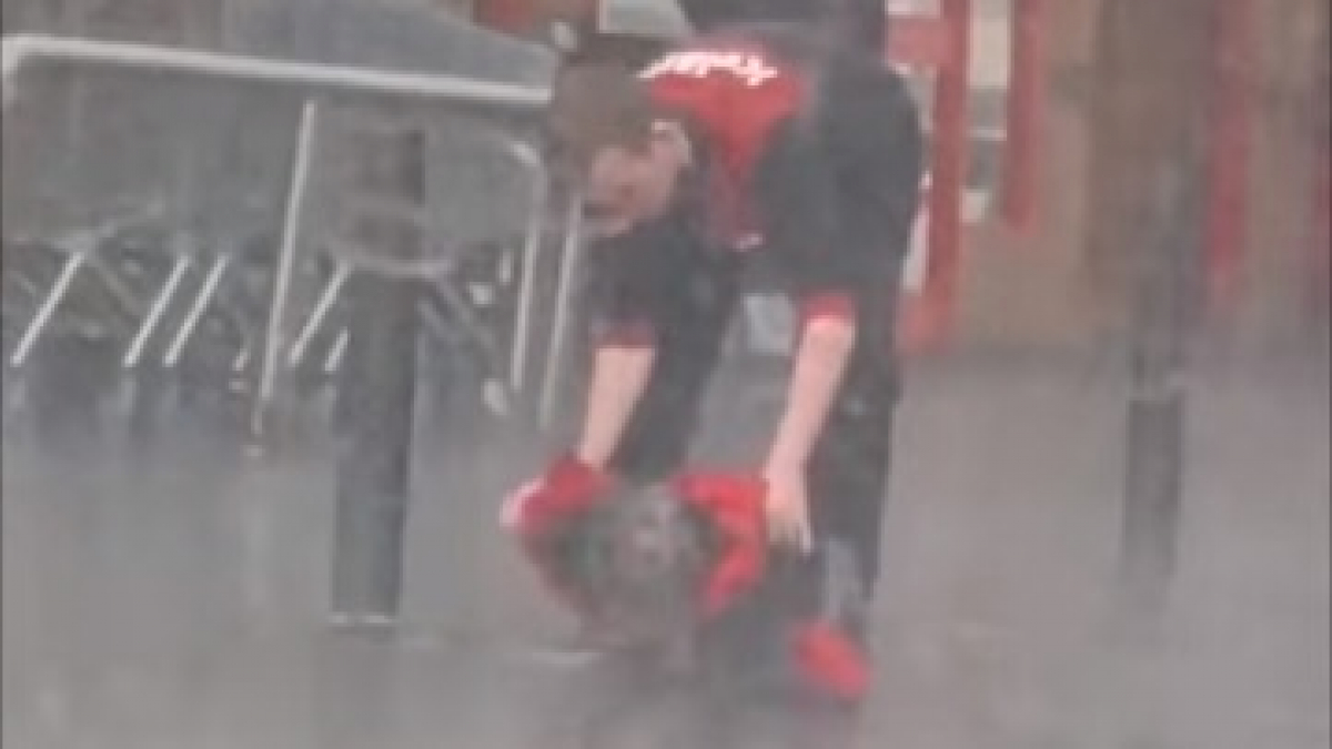 Illustration : "La direction d'un magasin récompense la bonté d'un employé sorti couvrir un chien, attaché sous la pluie"