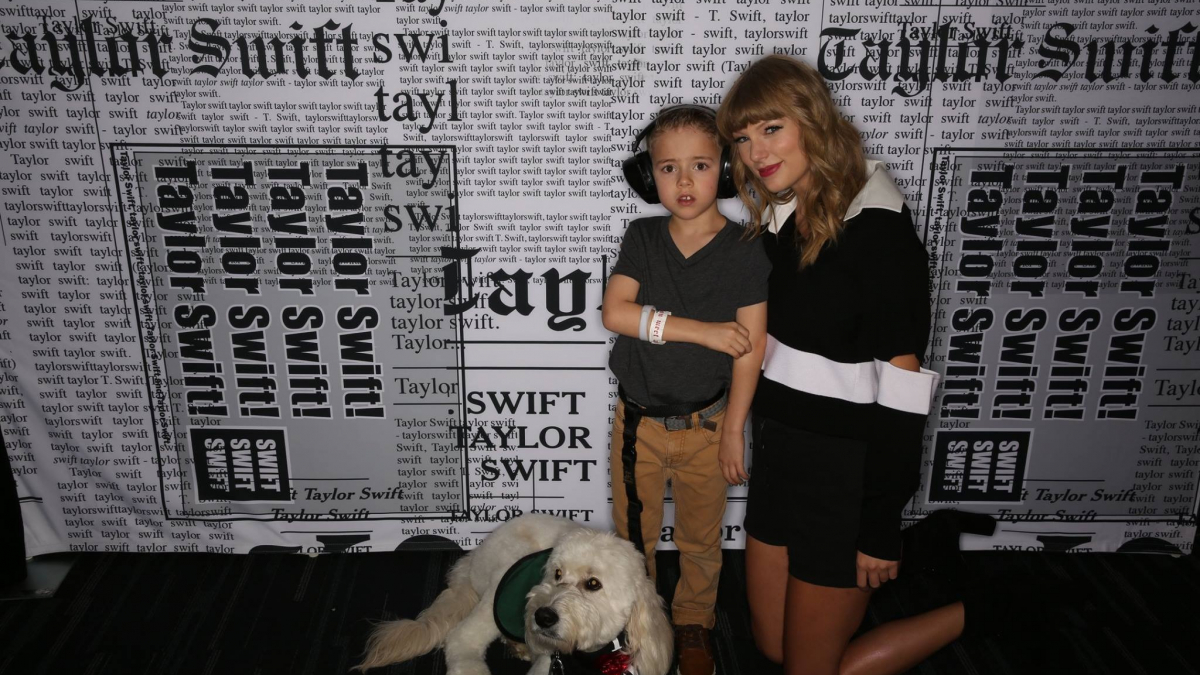 Illustration : "Un enfant autiste reçoit un chien d'assistance grâce à Taylor Swift"