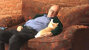 Illustration : Un refuge rend hommage à l'un de ses bénévoles qui dort avec les chats, il devient célèbre ! 