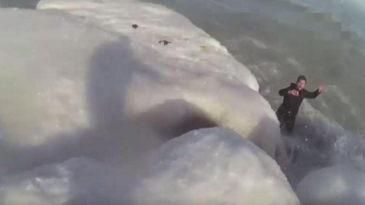 Illustration : "(Vidéo) Il sauve son chien tombé dans les eaux gelées d'un lac et reste coincé à son tour"