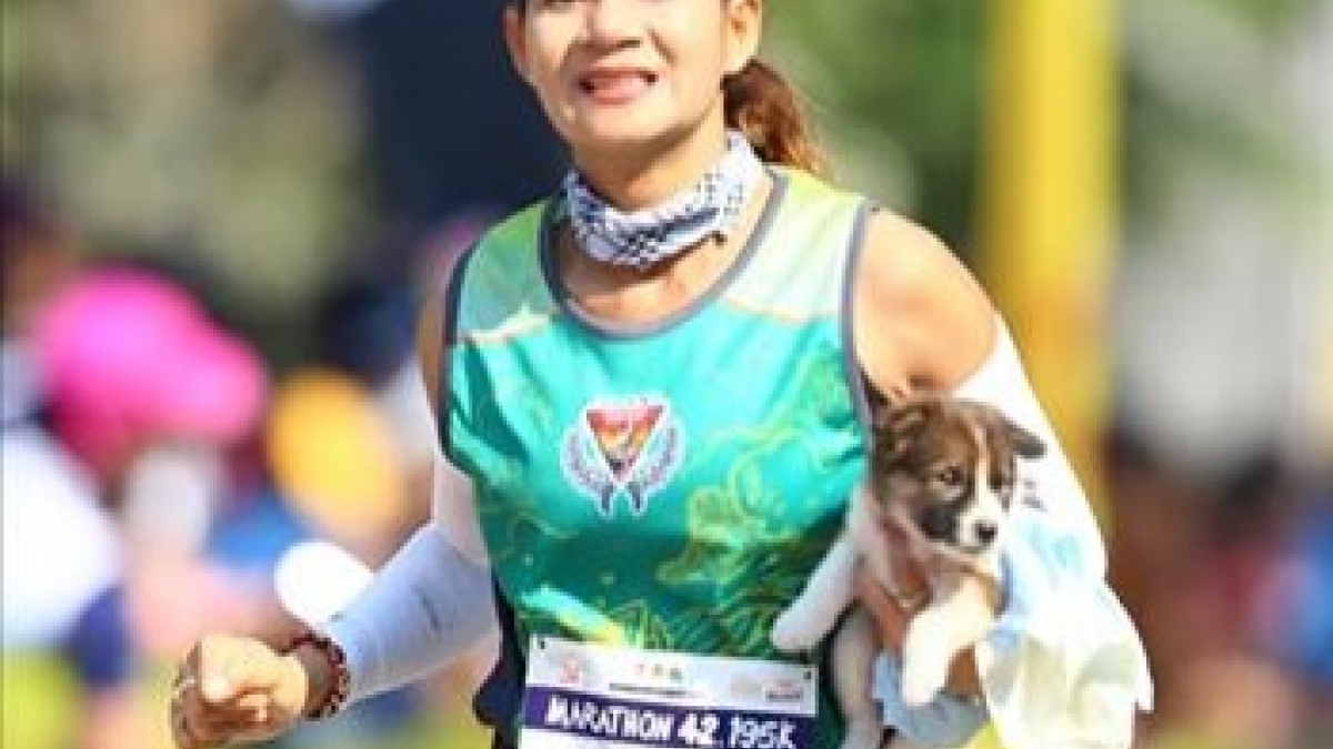 Illustration : "Une marathonienne s'arrête en pleine course pour recueillir un petit chien puis finit la course"