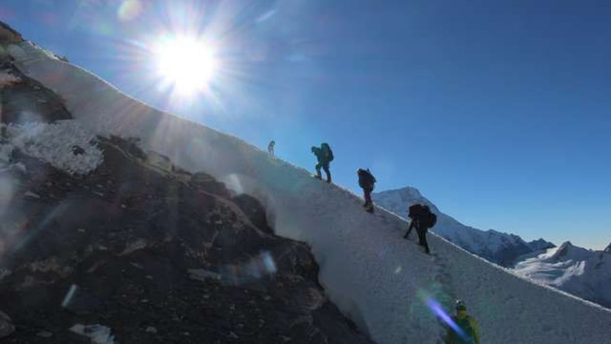 Illustration : "Ils rencontrent un chien dans les montagnes népalaises à 6000 mètres d'altitude et atteignent le sommet, ensemble !  "