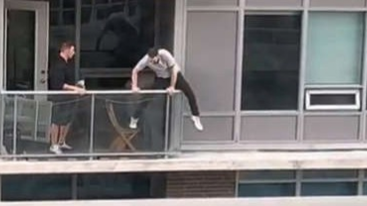 Illustration : "Il met sa vie en jeu pour sauver la vie de son chat bloqué sur un balcon au douzième étage ! "