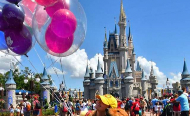 Illustration : "Grâce a son chien d'assistance, une jeune femme peut enfin visiter Disneyland"