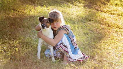 Illustration : 6 façons de renforcer la complicité entre chien et enfant pendant les vacances d’été