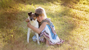 Illustration : 6 façons de renforcer la complicité entre chien et enfant pendant les vacances d’été