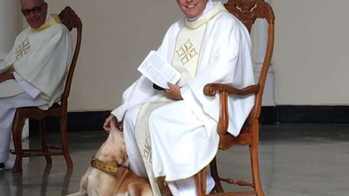 Illustration : "(Vidéo) La réaction peu orthodoxe de ce prêtre face à l’irruption d’un chien en pleine messe"