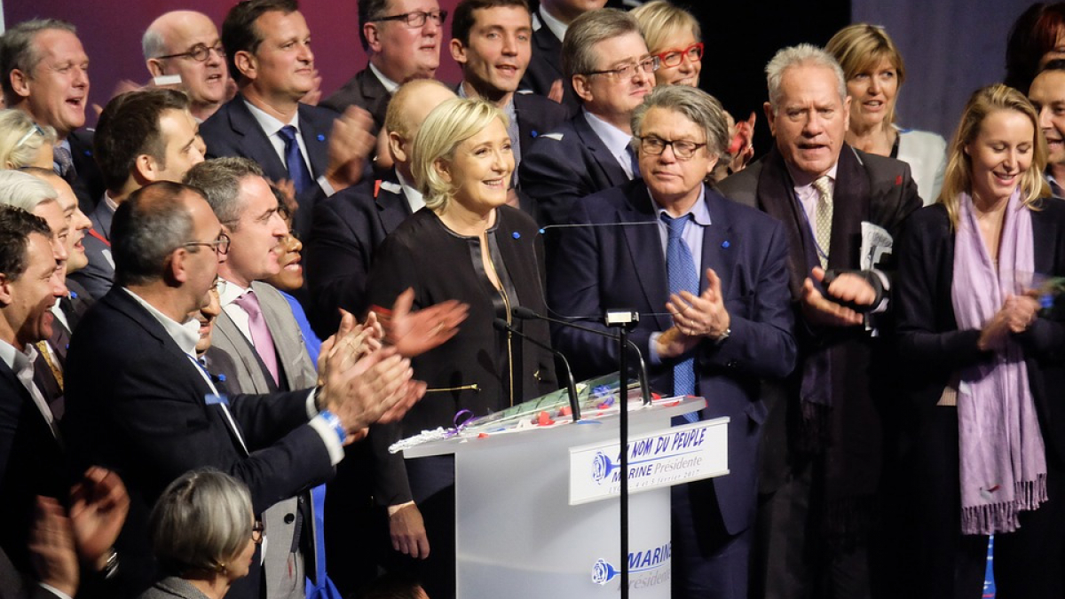 Illustration : "Marine Le Pen mécontente d’Air France à cause de son chat ! "
