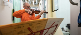 Illustration : "Ce violoniste joue pour les chiens d’un refuge, qui se détendent dès les premières notes"